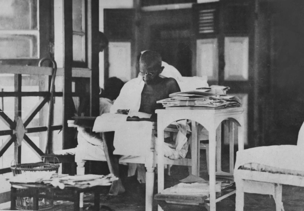 essay on mahatma gandhi in tamil